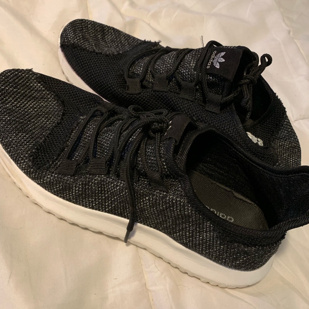 Men’s Adidas tennis shoes